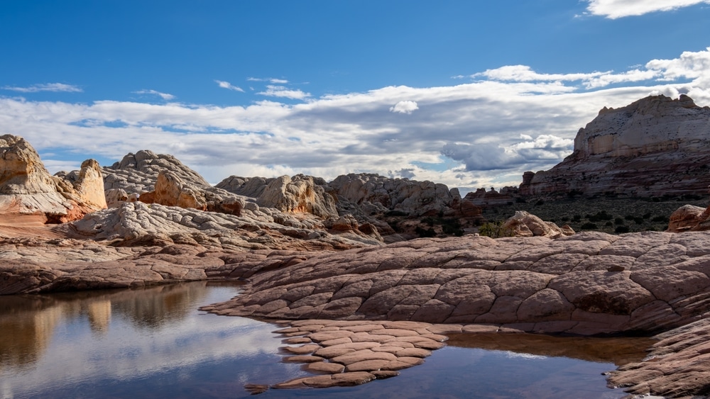 White,Pocket,,A,Surreal,,Swirling,Sandstone,Formations,Shaped,By,Erosion