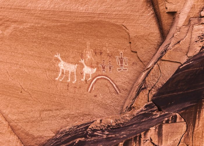 Old,Painted,Anasazi,Petroglyphs,Representing,Humans,And,Animals,,Canyon,De