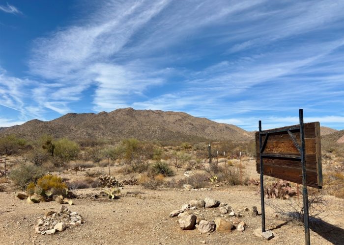 Wooden,Signpost,In,Congress,,Az,Pioneer,Cemetery,In,Desert